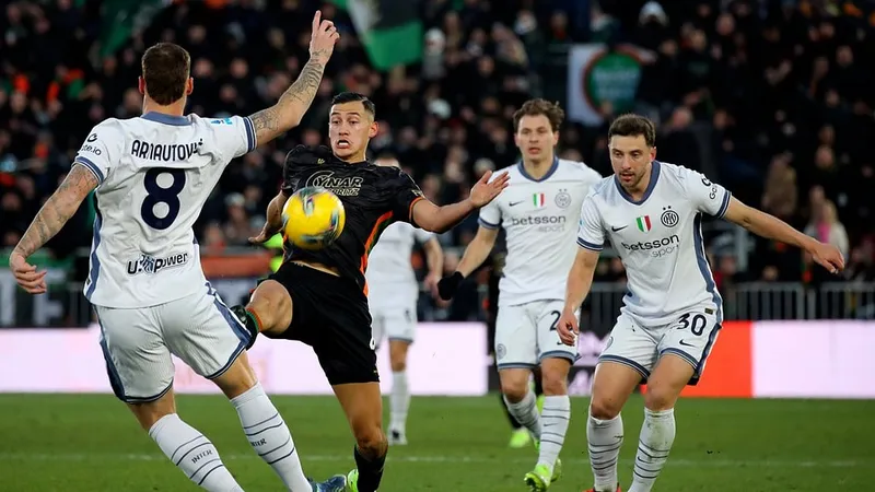 Cầu thủ của Inter Milan vượt qua cầu thủ Venezia để tiến vào vòng cấm đối phương