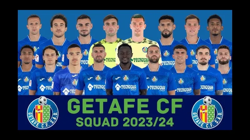 Cầu thủ Alaves và Getafe tranh chấp bóng trên sân
